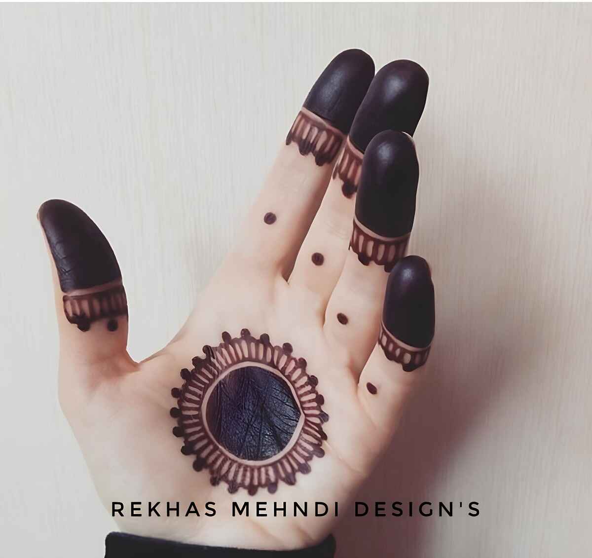 A Collection of Simple Mehndi Design Photos That Stun