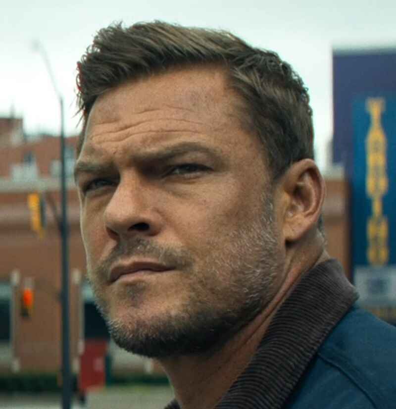 Alan Ritchson plays Reacher so good he is the best cast for this role.